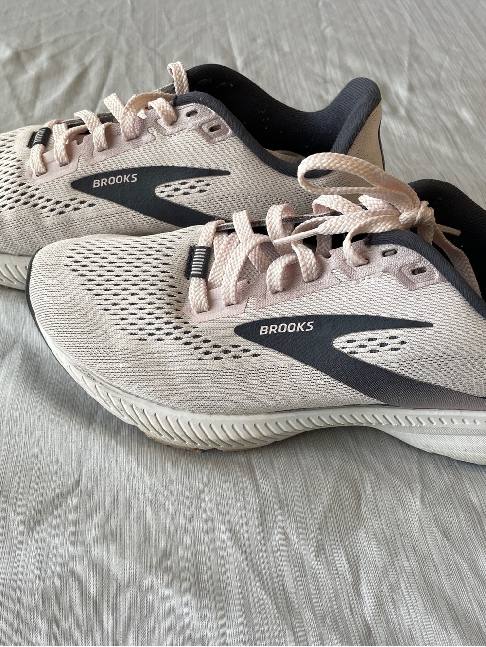 Brooks Launch Women's Athletic Sneakers - Light Pink and Black